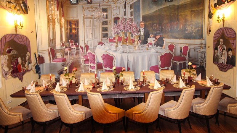 Festtafel-Schönbrunn-im-Dinnertheater-vor-Bühne